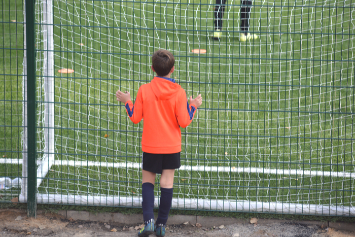 小さくてもやっぱり男子！ 少年が試合中に女の子をガン見する姿が面白い♪