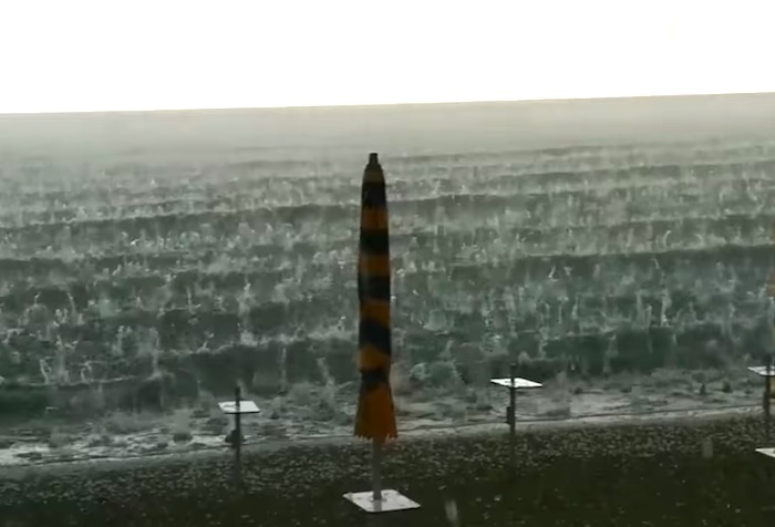 異常気象？ イタリアのビーチに大粒の「雹」が降り注ぐ光景が凄まじい…