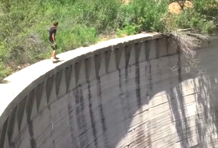 危険すぎる…。スケートボーダーが高さ60メートルのダムの上を駆け抜ける！