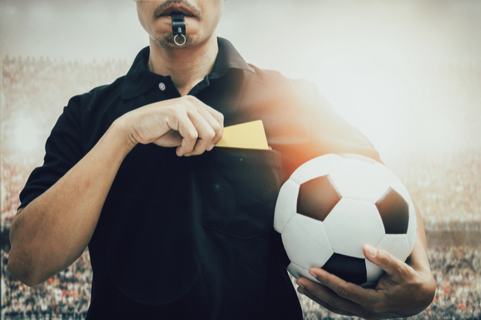 珍ゴール！ 偶然PKで審判の顔面に当たったボールがゴールするハプニング!?