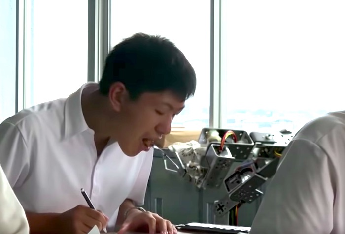 早弁ロボ!? 高校生がハイテクロボを駆使して授業中にお弁当を食べまくる！