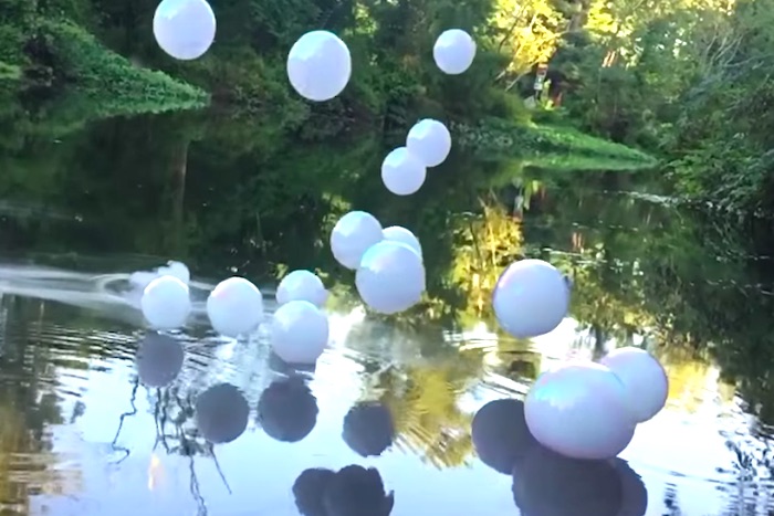 幻想的な光景。「シャボン玉＆煙」を使った新感覚なパフォーマンスが凄い！