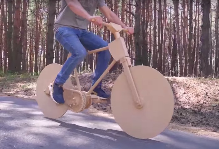 チェーンもタイヤも木製。200時間かけて作られた走る木の自転車がスゴい！