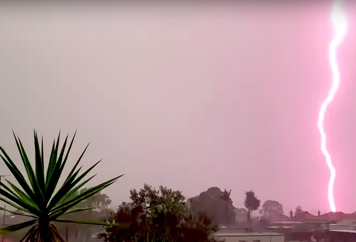 びっくり注意！遠くのカミナリを動画撮影していたら近くに落ちてしまった…