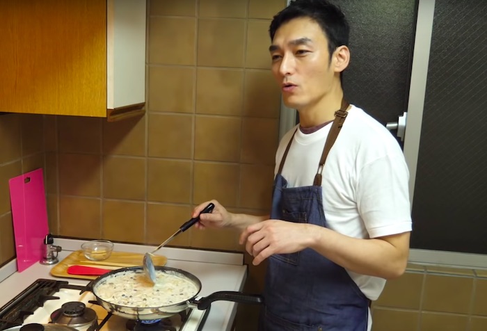 Youtuber草彅剛さんが簡単にできる「鶏肉のクリーム煮」の作り方を紹介♪