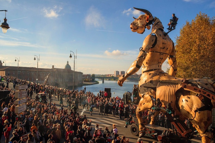 大迫力！ ギリシア神話に登場する怪物「ミノタウロス」が街中に突如出現!?