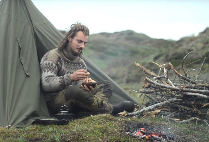 話題の「ソロキャンプ」森の中を6日間たった1人で楽しむ男性がカッコいい