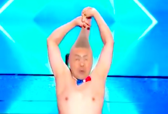 世界が注目する芸人ウエスPさんが、フランスでテーブルクロス引き芸を披露