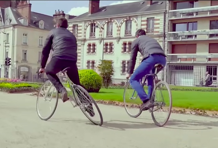 漕ぐの難しそう…！フレームが柔軟でうねうねと曲がる自転車が面白いと話題