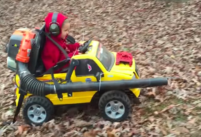 落ち葉を吹き飛ばして進む！パパ作の「おもちゃのくるま」に息子大はしゃぎ