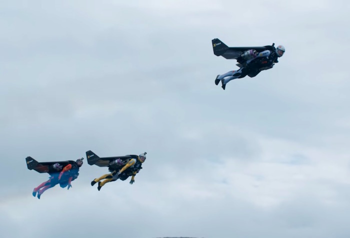 空を飛ぶ時代がやってきた！ジェットエンジンを背負って自由に空中飛行♪