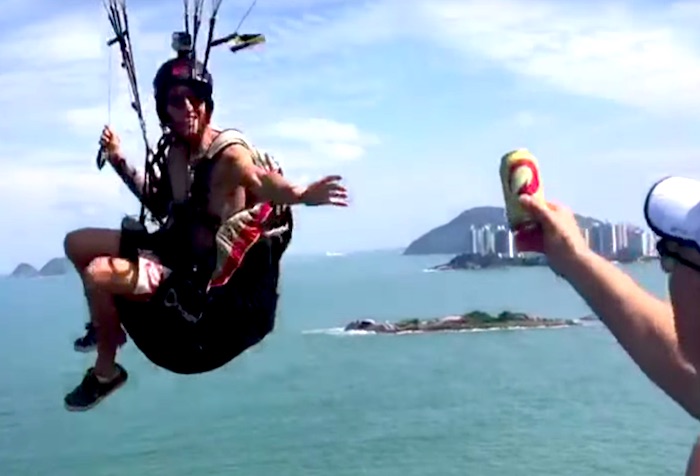 超危険な空中飲酒！パラグライダーで飛んだまま、缶ビールをキャッチする!?