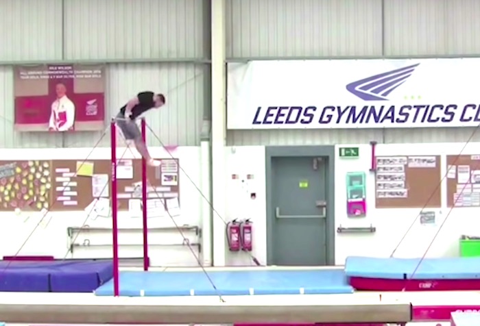 神業披露！5.87mの距離がある鉄棒と鉄棒の間を体操選手が華麗に飛び移る