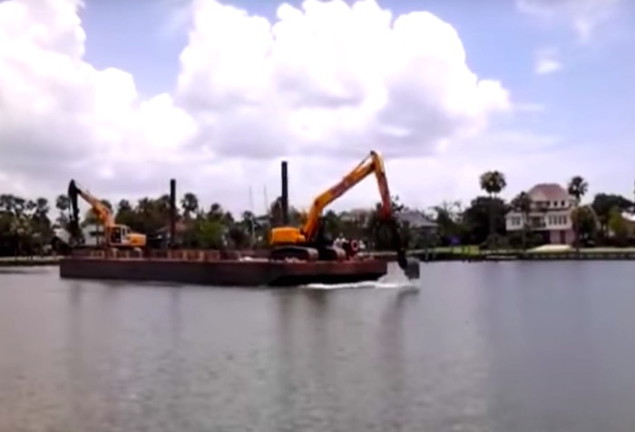 ショベルカーを乗せた貨物船が川を渡っている。しかしこの船よく見ると…？