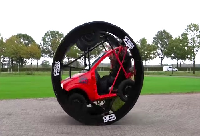 ホイールに車を詰め込んだ…!?車改造マニアが作った新しい乗り物がヤバイ