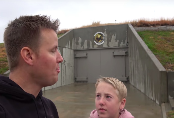 核ミサイル格納庫を改造した避難用の「核シェルター」の内部が公開された