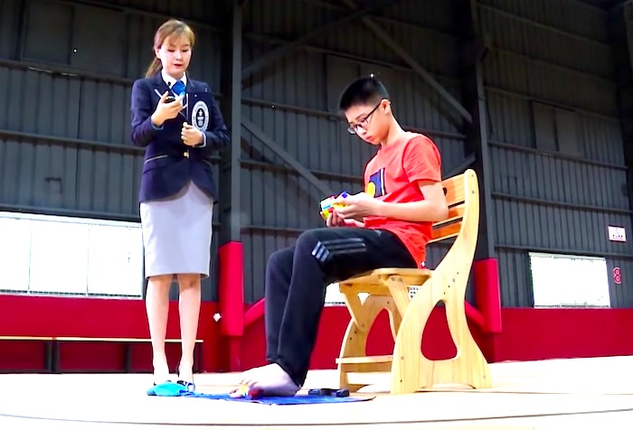 両手両足で3個の「ルービックキューブ」を完成させる驚愕のギネス世界記録