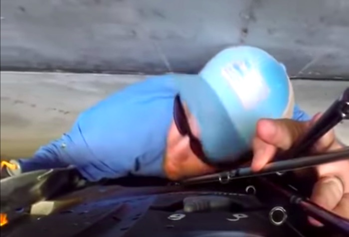 無理ゲーすぎる!? とてつもなく低い橋の下をカヤックでくぐろうとするが…