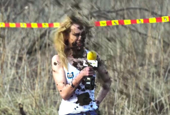 モトクロスバイクの現場で美女がインタビュー。しかし、その後に悲劇が…！