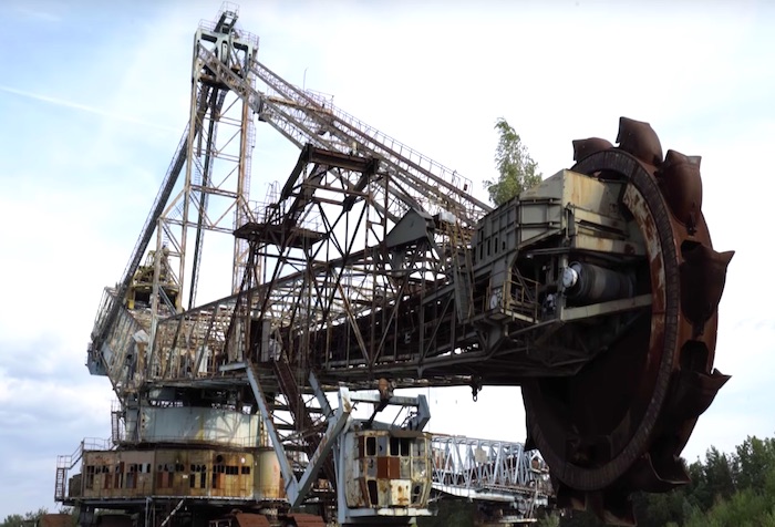 迫力バツグン。何年も放置された巨大重機が廃墟マニアの心をくすぐる♪