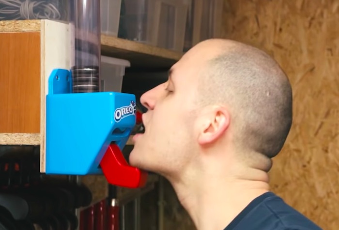 無限オレオ。手を使わなくても食べられるオレオ用のディスペンサーが便利♪