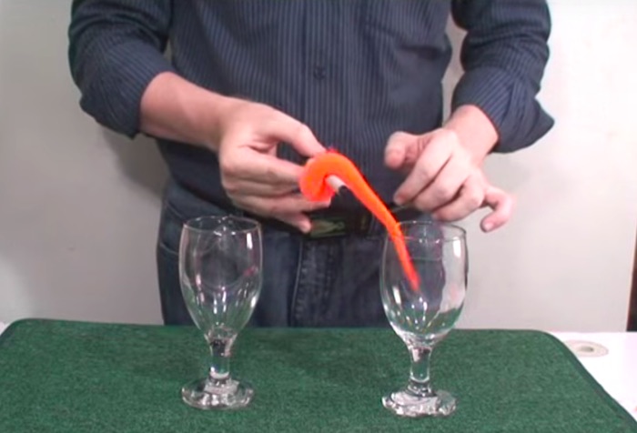 懐かしい昭和のおもちゃ「モーラー」をまるで生き物のように華麗に操る！