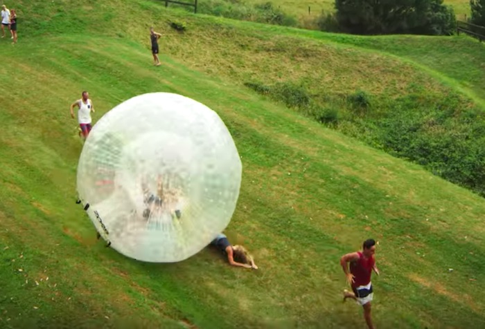 スリル満点！映画『インディージョーンズ』の大玉を再現したレジャーが登場