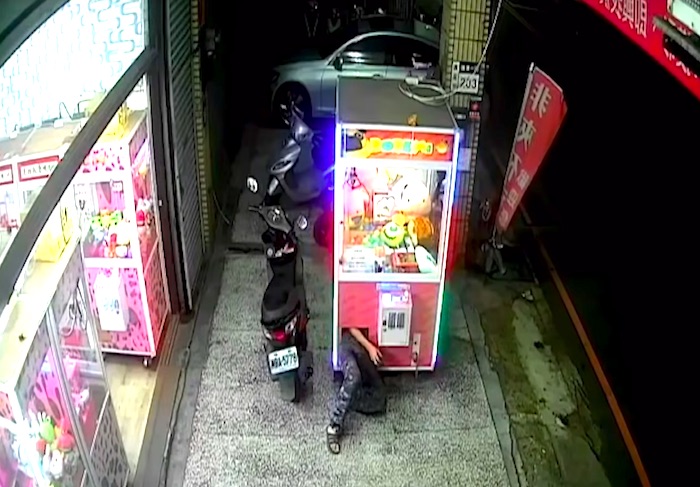 UFOキャッチャーに体ごと入って景品を強奪する大胆な犯行現場をおさえた！