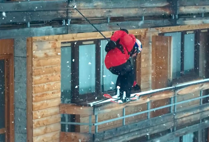 フランスの街中をまるでゲレンデにいるかのような華麗な滑りで駆け抜ける！
