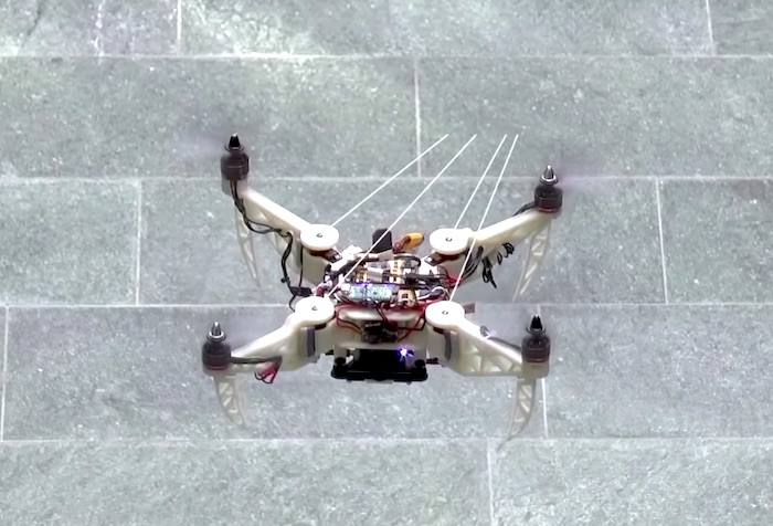 狭いところもOK。飛行しながら4種類の形に変化するドローンが開発された！