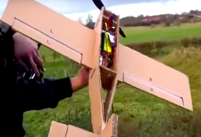 ダンボール製の安っぽい手作り「プロペラ機」果たして、ちゃんと飛ぶのか？