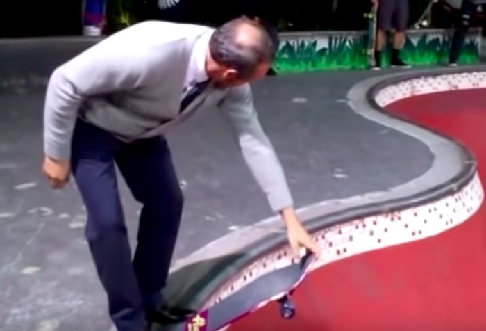 ドッキリ並みの衝撃。身なりの良いお父さんが颯爽とスケボーを乗りこなす!?