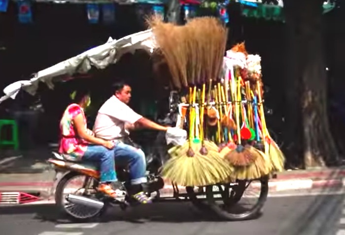 前が見えない…バイクに大量のホウキを載せて移動販売している夫婦が話題