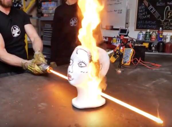 出典:YouTube(the Hacksmith)