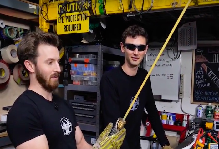 金属を3000℃まで熱して、焼き切るリアル「ライトセーバー」がすごい…