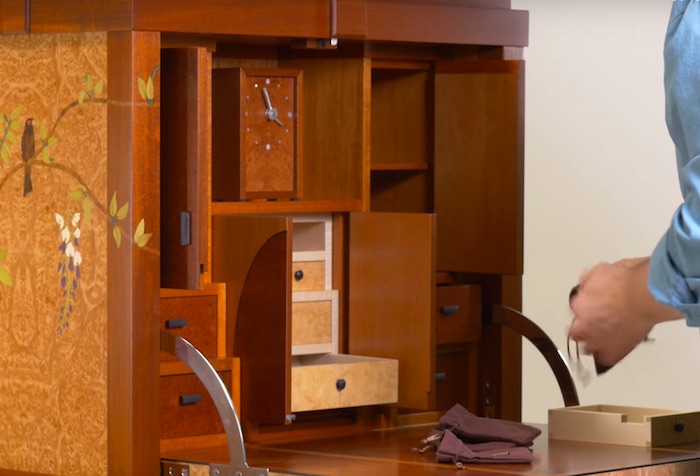 普通の家具かと思いきや…仕掛け満載の「からくりキャビネット」だった!?