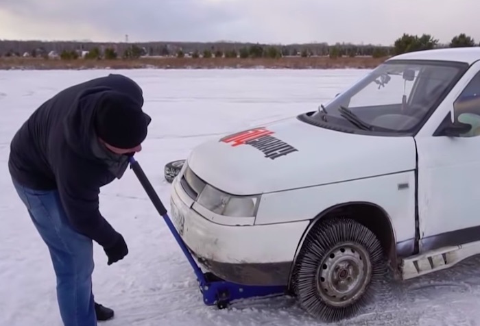 釘3000本で作った「スパイクタイヤ」で氷上を走ってみると驚きの結果に！