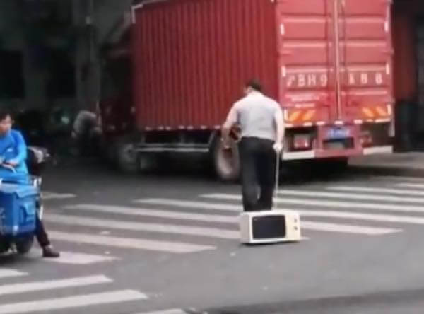 出典：YouTube（Caters Clips） 