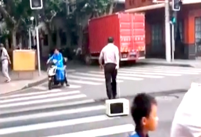 衝撃すぎる。道路で◯◯にリードをつけて散歩させている謎の男性に遭遇