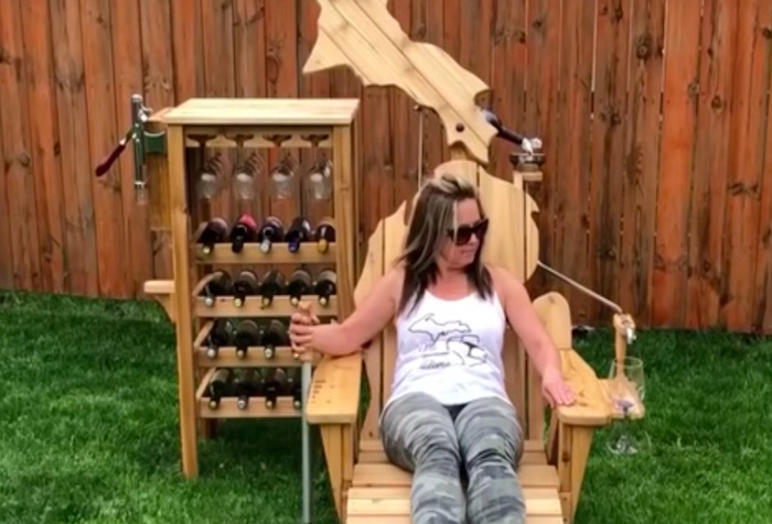 これは欲しい！レバーを引くとワインが注がれる「ワインチェアー」が爆誕！