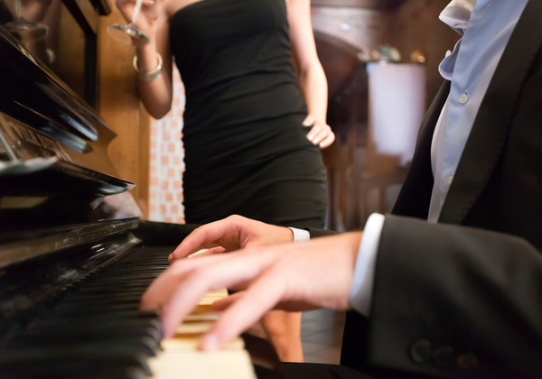 バーでこっそりと「水戸黄門」のテーマソングをピアノで演奏してみた