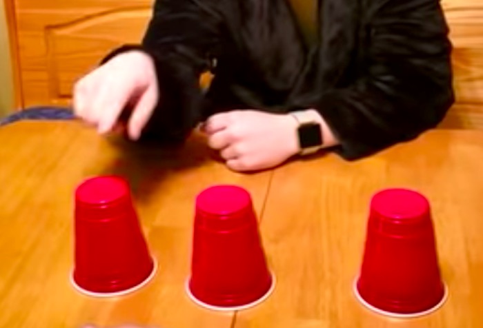 5ドルが入っているカップを当てたらお小遣いをあげる！まさかの結末に…