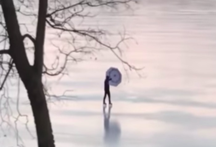 もしかして魔法使い？風の強い日に凍った湖の上で傘を広げてみると…！
