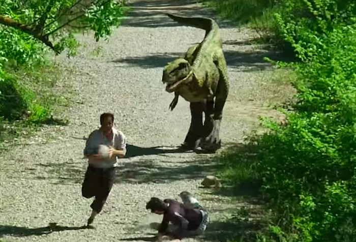 心臓飛び出るわ…。道でいきなり恐竜が襲いかかってくるドッキリが怖すぎる