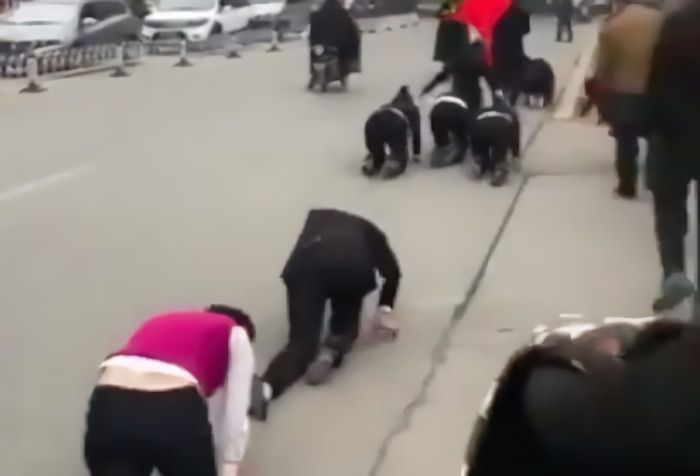 いったい何があったの？中国の道路でハイハイ行進する大人たちが出現…