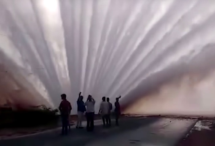 破裂した水道管から勢いよく噴射する水がキレイすぎてもはや絶景だった！