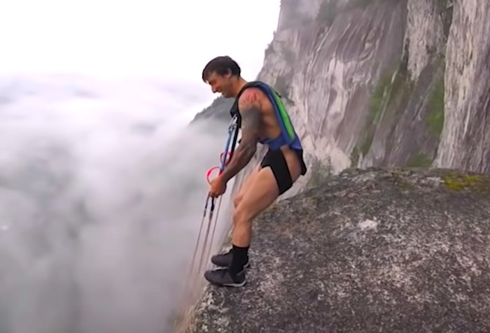 崖の上で何かを引っ張り上げている男性が、いきなり崖下に向かってダイブ!?