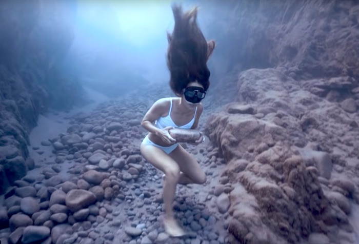 驚くべき肺活量の美女ダイバーが重りの石を持って「素潜り」で海底を目指す