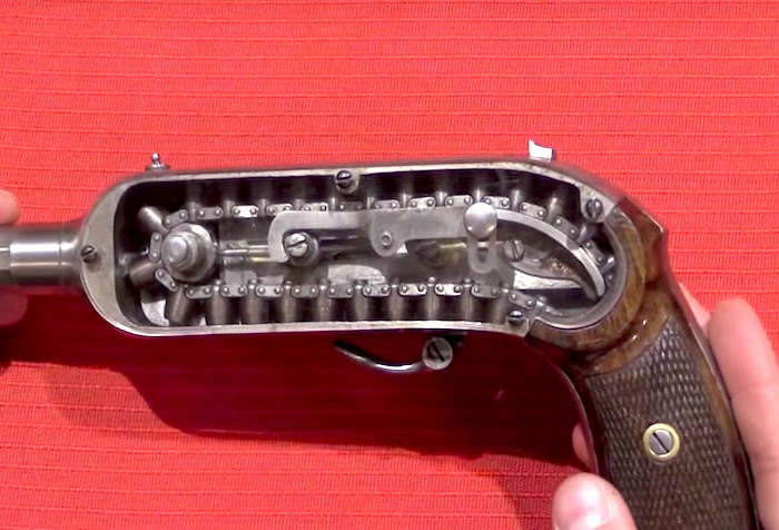 1800年代に誕生した40連射できる拳銃の構造がレトロでかっこいい