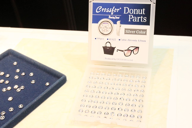 「Dancing Stone」を軸とした世界戦略の1つとなる「Donut Parts」。パーツ化することでメガネやバッグなど様々な商品への取り付けを可能にする製品で、新たなニーズの創出を目指していく
